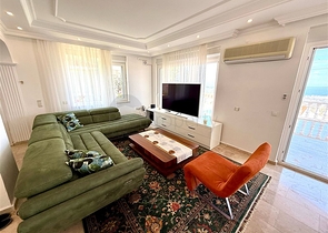 Просторная меблированная вилла с террасой в окружении природы Просторная меблированная вилла с террасой в окружении природы