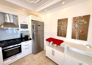 Просторная меблированная вилла с террасой в окружении природы Просторная меблированная вилла с террасой в окружении природы