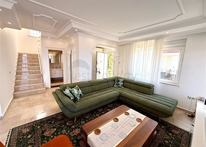 Просторная меблированная вилла с террасой в окружении природы Просторная меблированная вилла с террасой в окружении природы