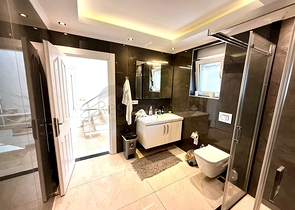 Просторная меблированная вилла с террасой в окружении природы Просторная меблированная вилла с террасой в окружении природы