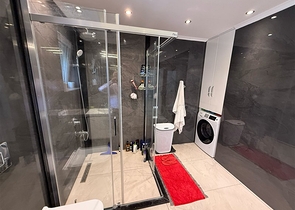 Просторная меблированная вилла с террасой в окружении природы Просторная меблированная вилла с террасой в окружении природы