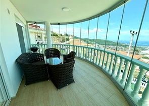 Просторная меблированная вилла с террасой в окружении природы Просторная меблированная вилла с террасой в окружении природы