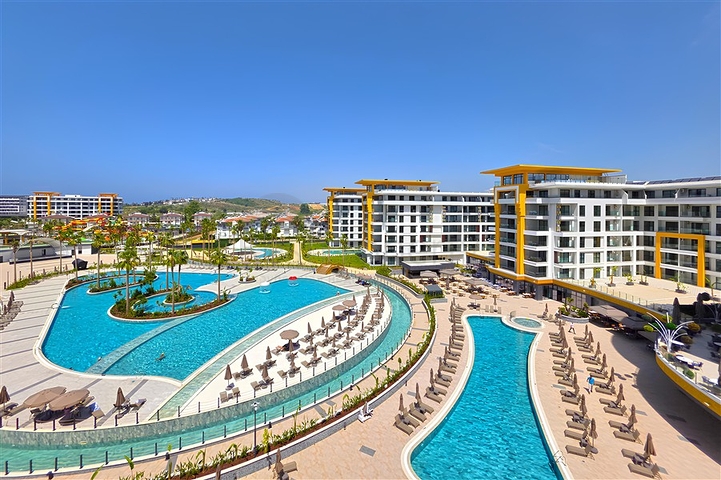 Современные апартаменты 1+1 в престижном комплексе у моря в Тюрклере