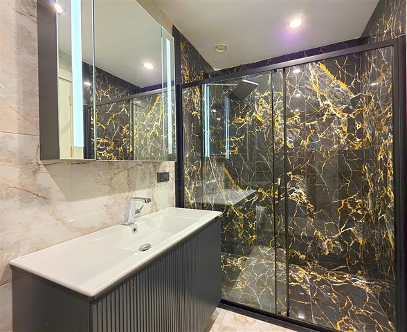 Современные апартаменты 1+1 в престижном комплексе у моря в Тюрклере