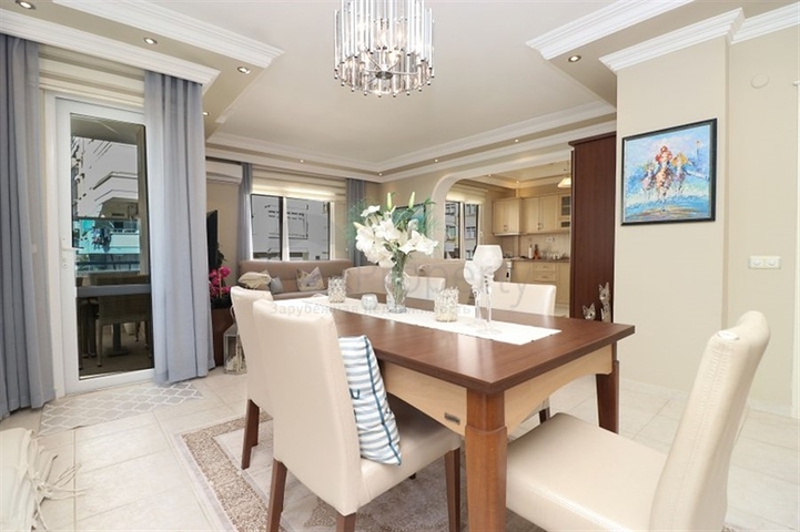 Двухуровневая меблированная квартира 3+1 с просторной террасой в центре Аланьи