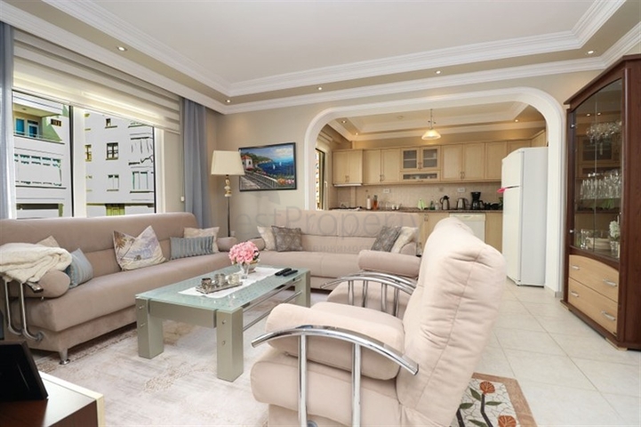 Двухуровневая меблированная квартира 3+1 с просторной террасой в центре Аланьи