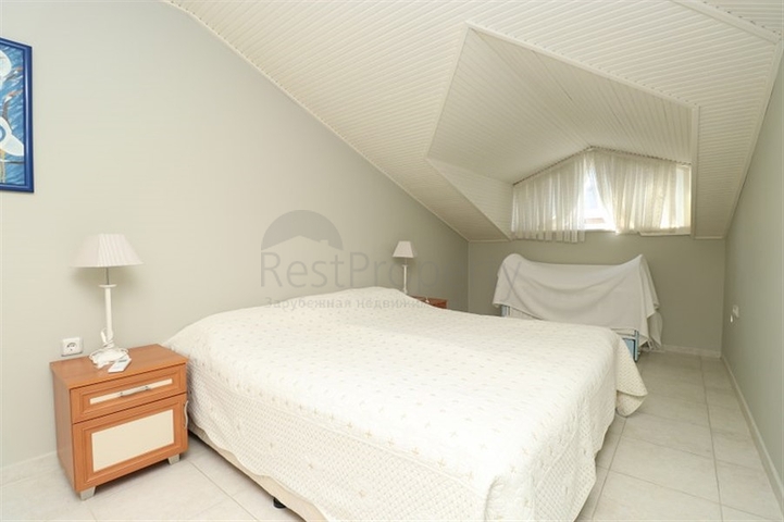 Двухуровневая меблированная квартира 3+1 с просторной террасой в центре Аланьи