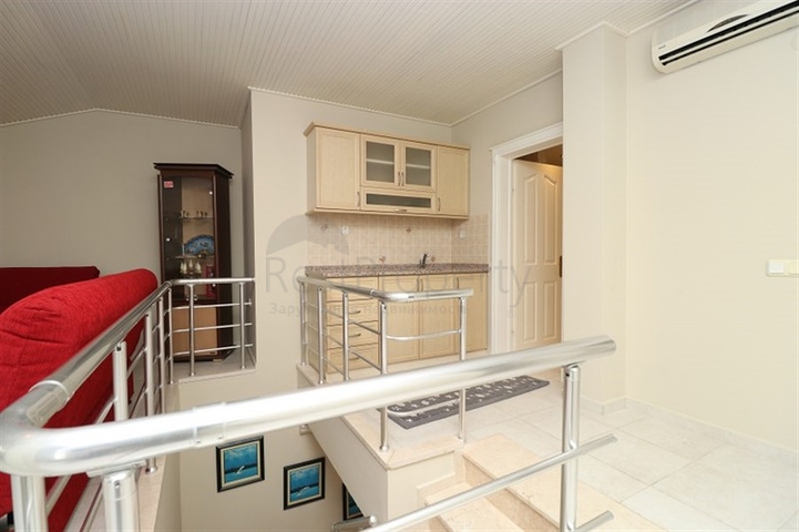 Двухуровневая меблированная квартира 3+1 с просторной террасой в центре Аланьи