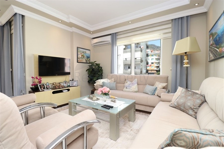 Двухуровневая меблированная квартира 3+1 с просторной террасой в центре Аланьи