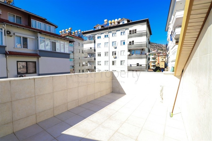 Двухуровневая меблированная квартира 3+1 с просторной террасой в центре Аланьи