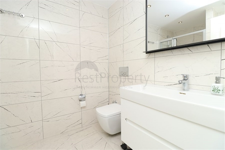 Двухуровневая меблированная квартира 3+1 с просторной террасой в центре Аланьи