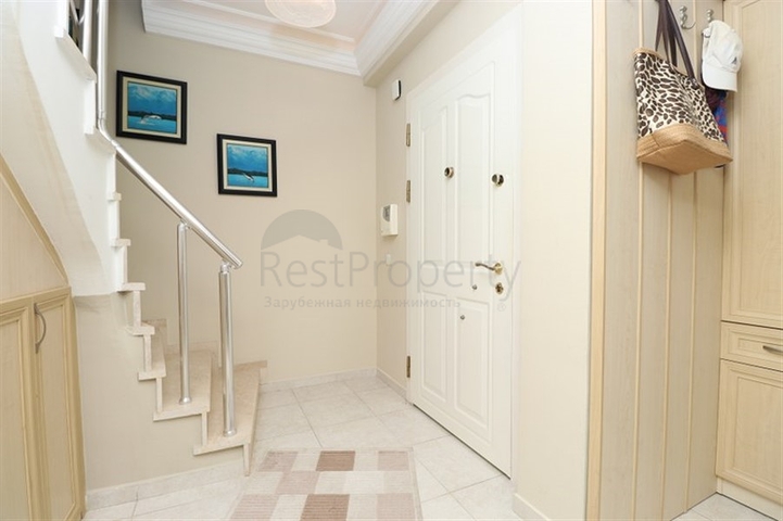 Двухуровневая меблированная квартира 3+1 с просторной террасой в центре Аланьи