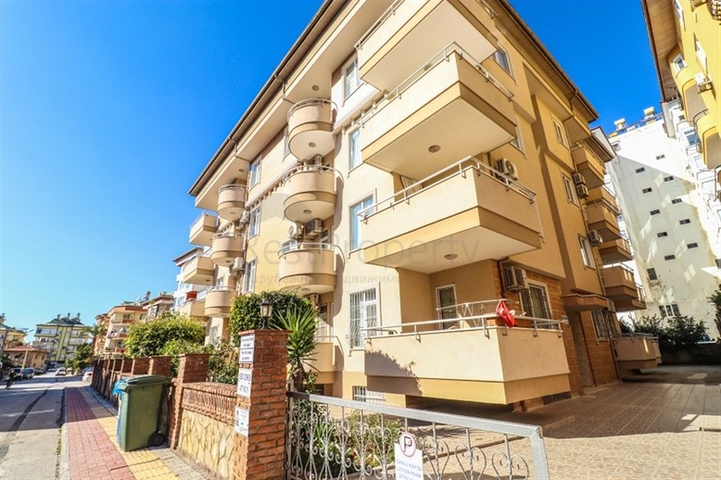 Двухуровневая меблированная квартира 3+1 с просторной террасой в центре Аланьи