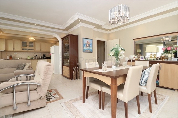 Двухуровневая меблированная квартира 3+1 с просторной террасой в центре Аланьи