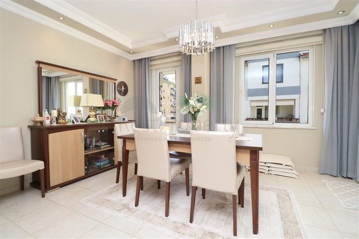 Двухуровневая меблированная квартира 3+1 с просторной террасой в центре Аланьи