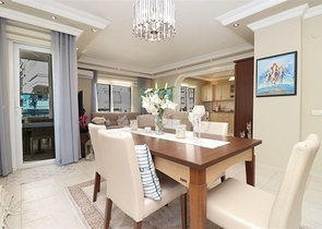 Двухуровневая меблированная квартира 3+1 с просторной террасой в центре Аланьи