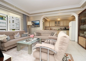 Двухуровневая меблированная квартира 3+1 с просторной террасой в центре Аланьи