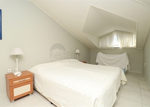 Двухуровневая меблированная квартира 3+1 с просторной террасой в центре Аланьи