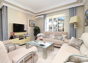 Двухуровневая меблированная квартира 3+1 с просторной террасой в центре Аланьи