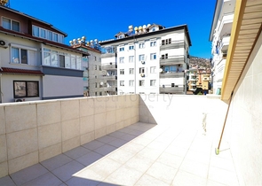 Двухуровневая меблированная квартира 3+1 с просторной террасой в центре Аланьи