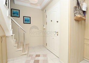 Двухуровневая меблированная квартира 3+1 с просторной террасой в центре Аланьи