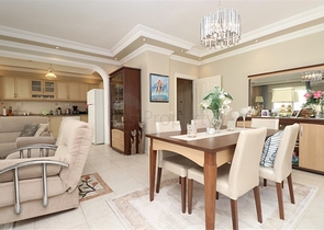 Двухуровневая меблированная квартира 3+1 с просторной террасой в центре Аланьи