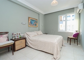 Двухуровневая меблированная квартира 3+1 с просторной террасой в центре Аланьи