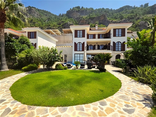 Элитная вилла 5+2 с видом на море в центре Аланьи — приватность, комфорт и роскошь в одном месте