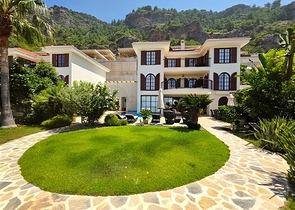 Элитная вилла 5+2 с видом на море в центре Аланьи — приватность, комфорт и роскошь в одном месте