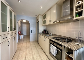 Просторная меблированная квартира 2+1 всего в 150 метрах от моря в районе Оба