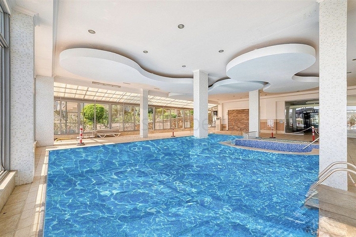 Просторный пентхаус с террасой и видом на море в престижном жилом комплексе