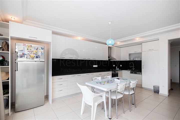 Просторный пентхаус с террасой и видом на море в престижном жилом комплексе