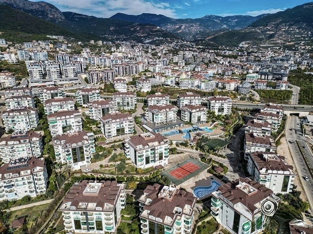 Просторный пентхаус с террасой и видом на море в престижном жилом комплексе