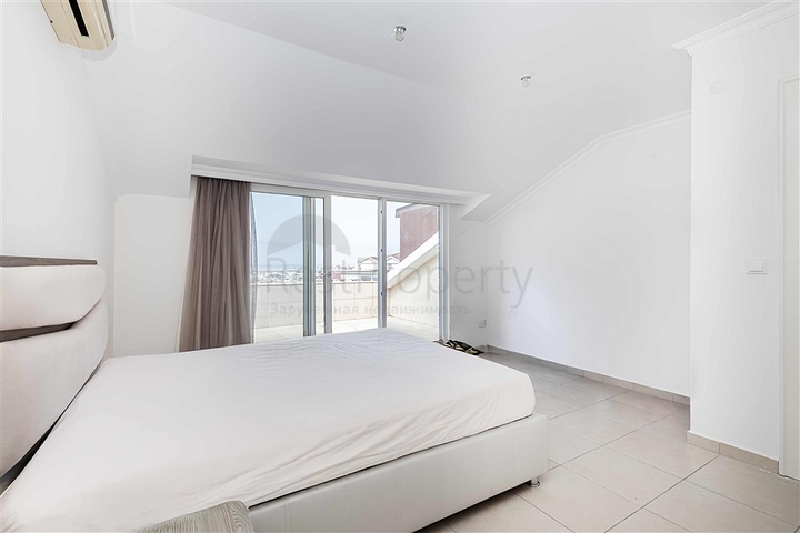 Просторный пентхаус с террасой и видом на море в престижном жилом комплексе