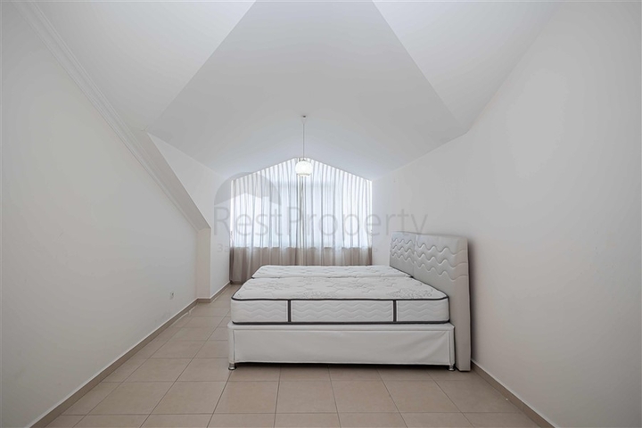 Просторный пентхаус с террасой и видом на море в престижном жилом комплексе