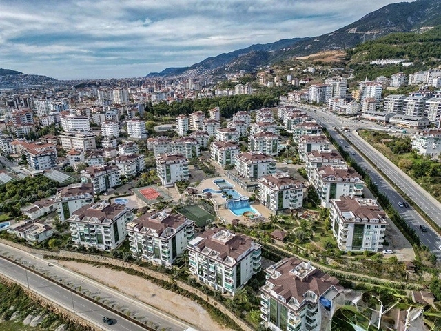 Просторный пентхаус с террасой и видом на море в престижном жилом комплексе