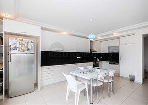 Просторный пентхаус с террасой и видом на море в престижном жилом комплексе