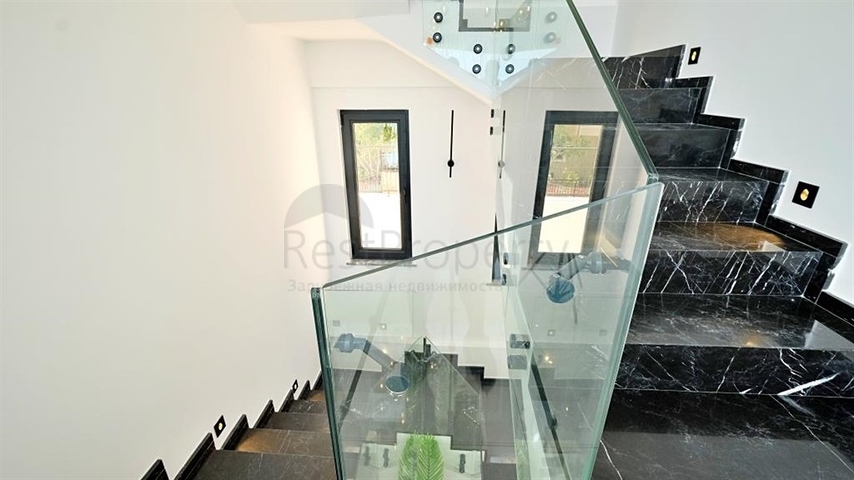 Современная вилла с панорамным видом на море в Аланье