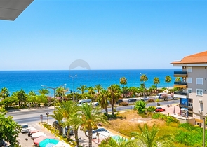 Пентхаус у моря с просторными террасами и панорамными видами