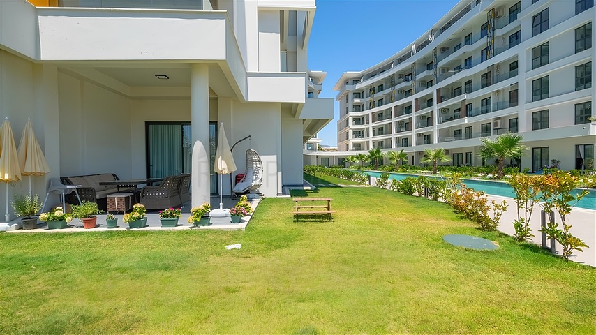 Роскошная квартира 3+1 с садом в элитном комплексе у моря