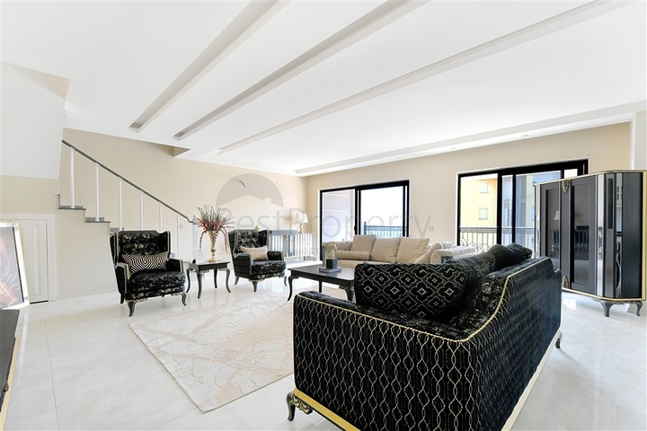 Просторный пентхаус 3+1 с видом на море всего в 50 метрах от пляжа