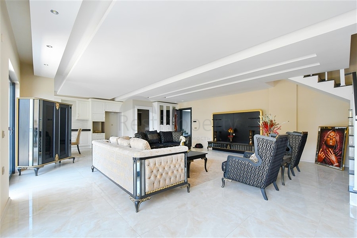 Просторный пентхаус 3+1 с видом на море всего в 50 метрах от пляжа