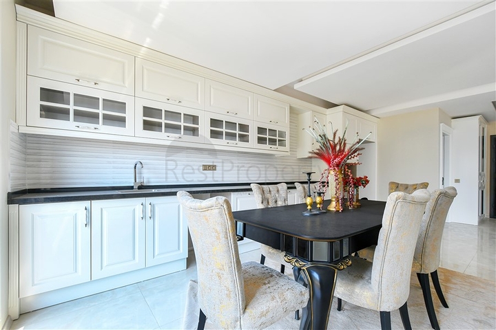 Просторный пентхаус 3+1 с видом на море всего в 50 метрах от пляжа