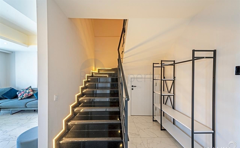 Просторная меблированная квартира 3+1 в современном жилом комплексе в Авсалларе