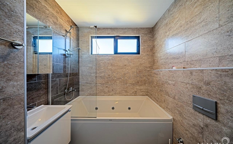 Просторная меблированная квартира 3+1 в современном жилом комплексе в Авсалларе