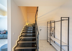 Просторная меблированная квартира 3+1 в современном жилом комплексе в Авсалларе