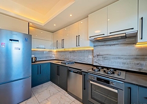 Просторная меблированная квартира 3+1 в современном жилом комплексе в Авсалларе