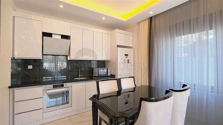 Просторный меблированный дуплекс с террасой и видом на море в современном жилом комплексе