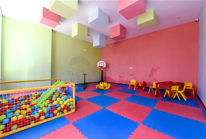 Просторный меблированный дуплекс с террасой и видом на море в современном жилом комплексе