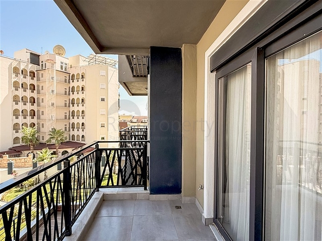 Просторный меблированный дуплекс с террасой и видом на море в современном жилом комплексе